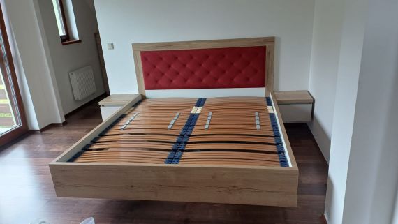 Čistá ložnice bez námahy: Levitující postel se stolky