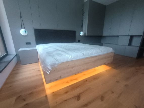 Moderní manželská postel s LED a ocelovým rámem