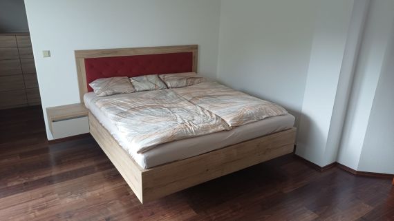 Lehký vzhled, promyšlená konstrukce postele LEVITO